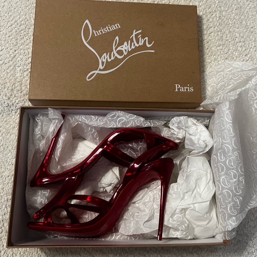 Like New In Box Christian Louboutin Emilie 100mm
Patent Psychic Pump Heels 37.5